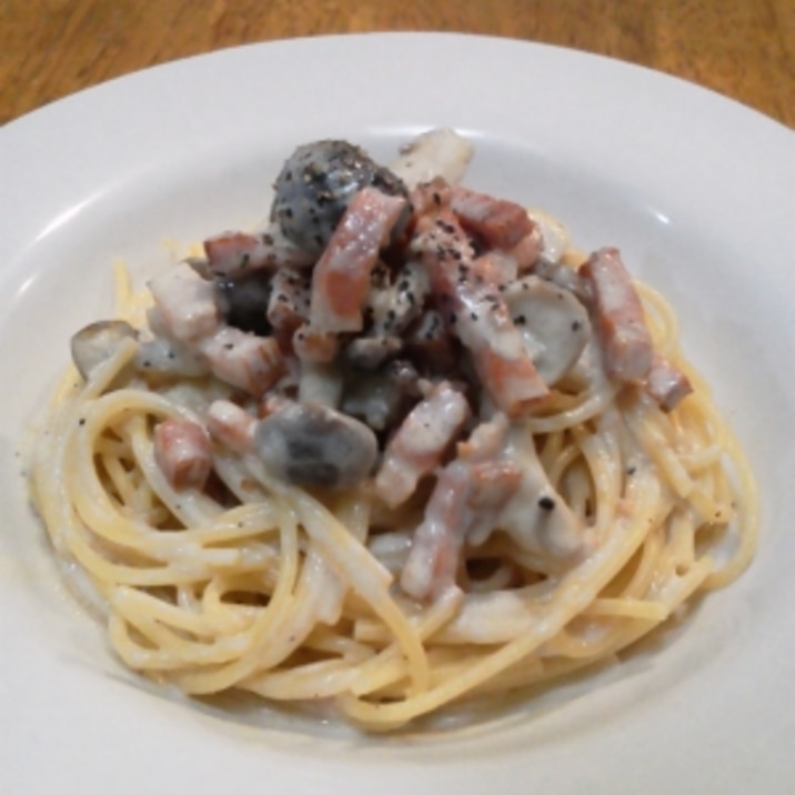 しめじとベーコンのクリームソースパスタにんにく風味 レシピ 作り方 By 戦うコックさん 楽天レシピ